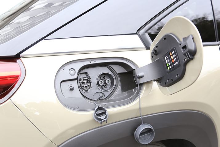 uMX-30 REv̓vOCnCubhȂ̂ŁA]fɂ͂Ȃ[dĂB[d́Aʏ[dƋ}[diCHAdeMOj̗ɑΉB17.8kWh̃`ECIobe[ڂĂAEVs\iJ^Olj107km