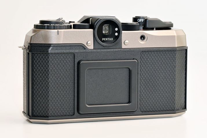 wʂ̗ԂɁAtB̃pbP[W؂ēĂ郁z_[pӁBt@C_[̉Eɂ̓P[uXCb`[qĂ