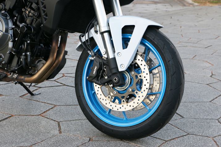 KYB̓|tgtH[NɁAjbṼWA}EgLp[_uőBÃmVbNKYBBtg^C̃TCY120/70ZR17