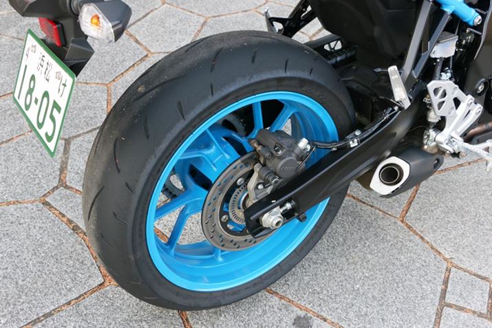 A^C̃TCY180/55ZR17B_bvuSPORTMAX RoadSport2vƂX|[eB[ȃ^CZNgĂ