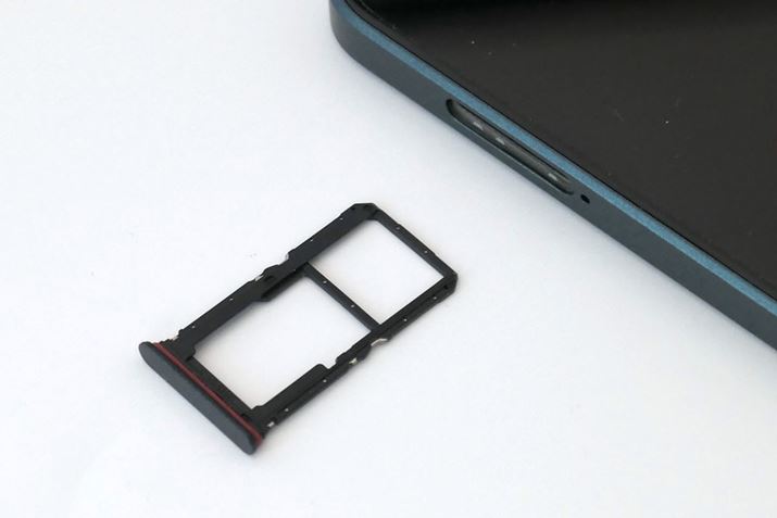 ʂSIMJ[hXbg𓋍ځBfAXbgŁA2ڂSIM̑microSDJ[h𑕒邱Ƃ\