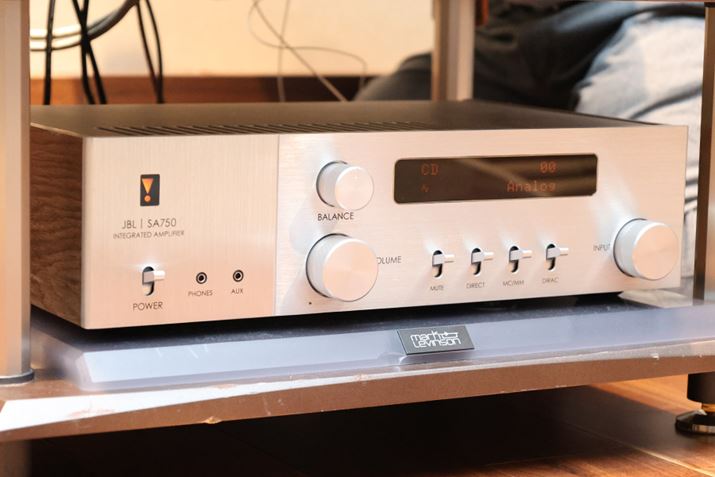 lbg[NI[fBI@\vCAvuSA750WALvBuSA750ṽTChplύXM[fBtgpl̍EŐFႤ悤Ɍ邪A̓A~̃wACcij^iEjŕĂ邾