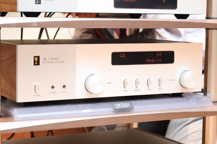 uSA750WALv̒탂fɂuSA550 ClassicvBj[fBXvC̐؂ւpL[o[{^ɕύXȂǁA悭ƏOςقȂ