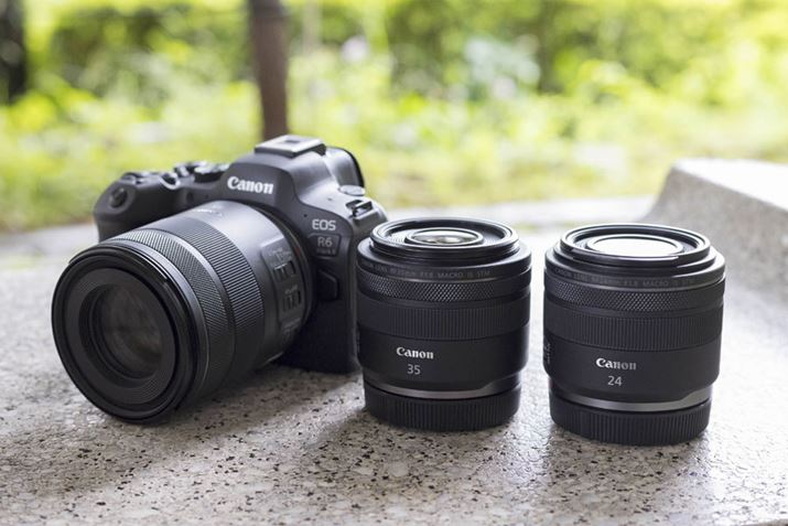 {Lł̓Lm̃~[XJgpBLpYƂđI񂾂̂́uRF24mm F1.8 MACRO IS STMviEjƁuRF35mm F1.8 MACRO IS STMvijBr̂߂ɒ]YuRF85mm F2 MACRO IS STMvgpBJ{̂ɂ̓tTCY~[XuEOS R6 Mark IIvgĂ