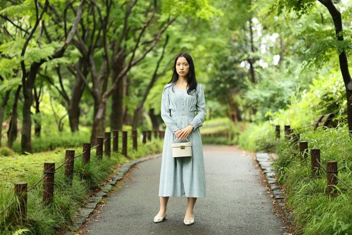 ]85mmŎBewikAftHʂ󔖂B24mmł̍ƓŎBĂ邪܂قȂĂBǂ炪悢ł͂ȂA\eɉĎB肪I邱ƂdvȂ̂EOS R6 Mark IIARF85mm F2 MACRO IS STMA85mmAF2A1/125bAISO400A+0.7EVAzCgoXFAsN`[X^CFI[g