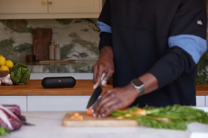 RpNgȃXs[J[łA1ŕ\ƂłقǃptȃTEhy߂邻BȂ݂ɁAXs[J[͏20 xɌX΂ĔzuĂAˉŏɗ}AɃ_CNgɓ͂₷ȂĂ̂|Cgł