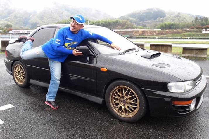 M҂1994N2ɐVԂōwA30Nȏ㏊LĂXȍuCvbTWRXvB90NO2b^[ԂƂĂ͐EIɂgbvx̃nCp[ւAWDZ_łÂ悳ƃZ_̎p˔ĂAX|[cJ[t@~[J[Ƃďd󂵂܂