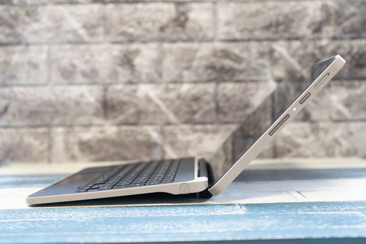 fBXvC̉EʂɂmicroSDJ[hXbgAd{^A{[{^Ă