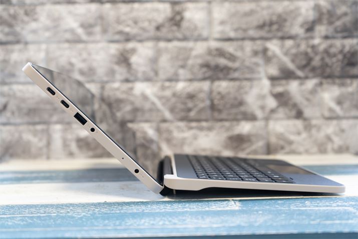 fBXvC̍ʂɂ́AUSB 3.2iGen1jType-CRlN^×2AUSB 3.2iGen1jType-ARlN^×1ACzWbNAdA_v^[p[q