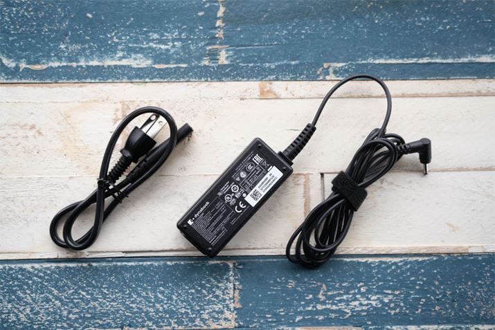 19VACA_v^[tBȂAUSB Type-C|[goRł[d͉\B̋쓮Ԃ͖6.5ԁiJEITA3.0jBC^[lbgɐڑȂƂĂĂA5Ԉȏ͋쓮