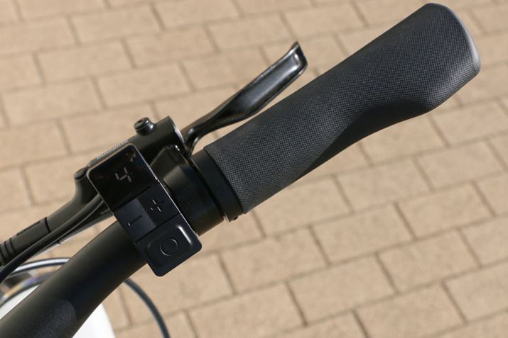 ϑ̎uAIhCrOVXev̂ЂƂAE葤ɂ{^Ŏ蓮ɐ؂ւ