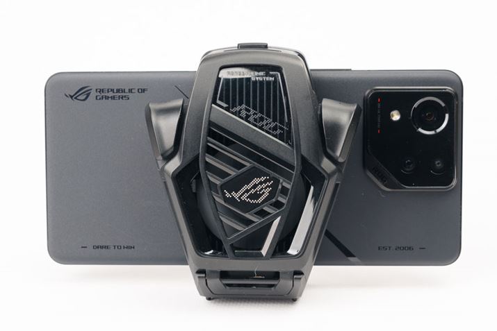 uAeroActive Cooler Xv𑕒ƂB{̂ݍނƂŔwʂ₵Ă