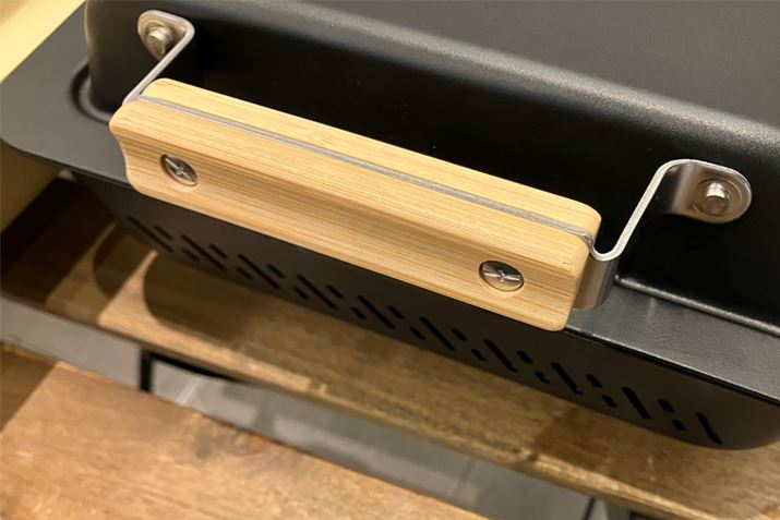 CCC OUTDOOR LABf͎蕔ɂAXeXƒ|ނgݍ킹AgނƂŖo悤ɃfUCĂ邻