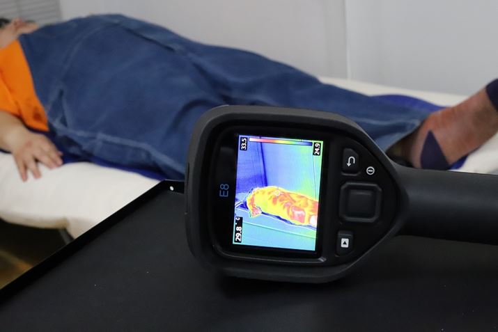 QĂƂT[BeƁAȊBĝ̏㑤͑̉Ő^ԂȂ̂ɁA}bgɐGĂ鉺̓OƗ₦Ă܂