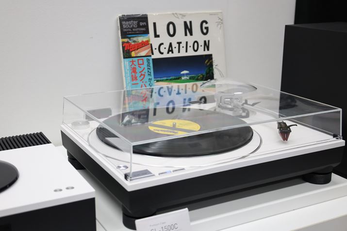 {iIȃAiOR[hv[[̒ԋ@ƌuSL-1500Cvɂ́Aʐ^̃zCgf΂BVo[AubNAzCg3FIׂAiOR[hv[[͂ȂȂBʊo炷΍ȃv[[AR[hĐ悤ƂȂ΁AuSL-1500CvxĂ