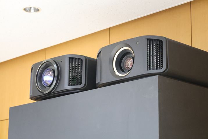 AVi̍ՓTƂāAvWFN^[WĂBrN^[́uDLA-V900RvijƁuDLA-V800Rv́AnCGhvWFN^[̓RȂłړx̍i낤Bǂ4K𑜓x̉tplgAuf炵vZppĉʏ8K𑜓x𓾂ƂfBuDLA-V800Rv͉i.coḿuvWFN^vJeS[̐lC؃LO6ʁi2024N628_jBIɎ̓͂₷탂fɐlCW܂Ă