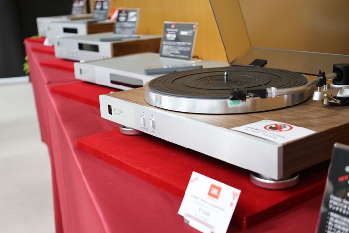 JBL͌킸ƒmꂽXs[J[[J[AGNgjNX֘A̐iLxBgATEhh\ȃTEho[uBAR1000vȂǂ͂łɐlCAʐ^̃AiOR[hv[[uTT350 ClassicvɂڂB1960N̐iɃCXpCAꂽgȊOς́uClassicvV[ŶЂƂBvCAvCDv[[CAbv