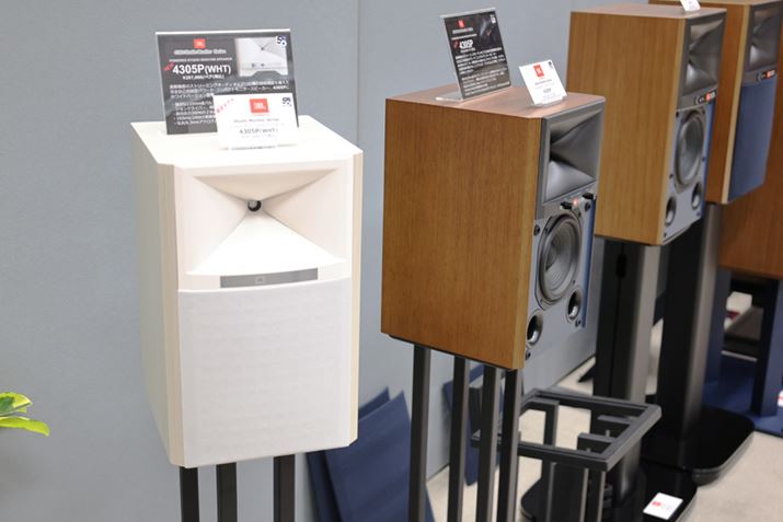 KEFANeBuXs[J[ɐϋɓIł邱ƂOqAJBLB`́uX^WIj^[vɃAv^Cv𓊓ĐlC𔎂ĂBʐ^́u4305Pv133mmE[n[ڂ̔rI^ȃfBUSB Type-BɂfW^͂BluetoothAlbg[NI[fBIȂǁAɋ߂@\lߍ܂ĂBlCɉĂA2024N2ɂ͍̃zCgfǉꂽ