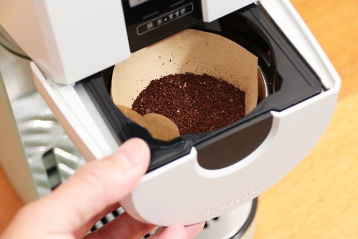 hbp[EɐUăR[q[𕽂ɂȂ炵ĂA{̂ɃZbg