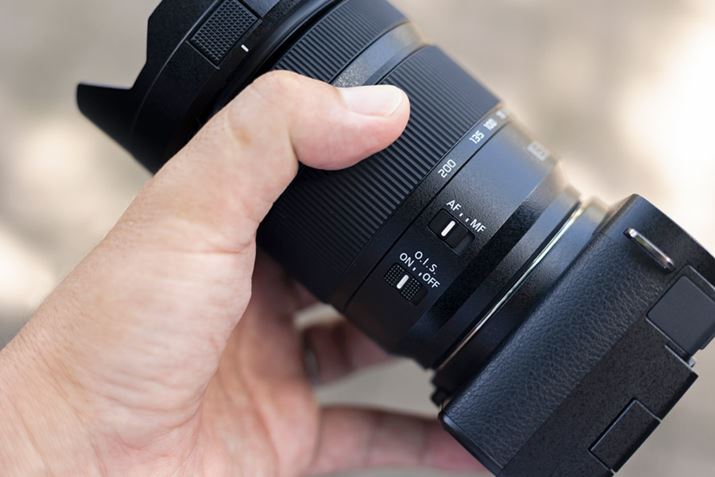 uLUMIX S 28-200mm F4-7.1 MACRO O.I.S.v́A➑̍ʂɎu␳̃I/It؂ւO.I.SXCb`AF/MFXCb`tĂ܂BYt[ht܂