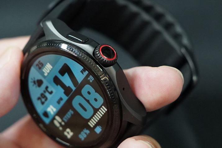 P[X̉E㕔ɕ{^AɃfW^NEzuĂ܂