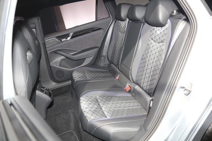 upT[gvƌ΁AԂ̍L͂̂ЂƂB50mmȂzC[x[XɂāALrXy[X͓ɌȂg傳Ă