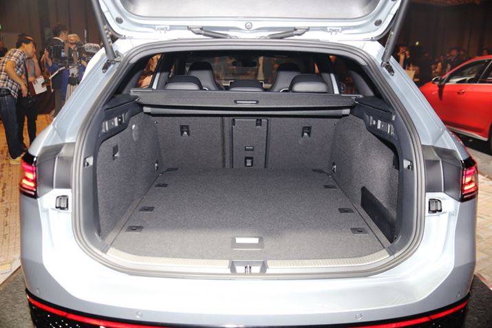 S130mmȂi4,915mmjẢbQbW[ɂ\ĂBAV[g|ۂ̐ύڗʂ́A1,780LV^ł1,920LɊg債Ăiʐ^̓AV[g𗧂ĂĂԁj