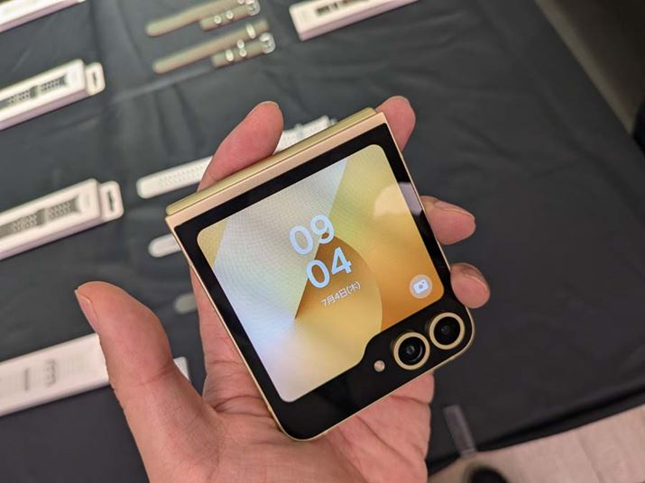 uGalaxy Z Flip6ṽJo[fBXvCBʃTCY3.4C`BJ̎͂ɃȎȂǁAfUCʂAbvO[hĂ܂