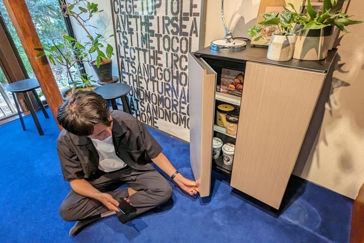 ɍĂĂ㕔̃nhɎ͓͂܂AɃnhƁArグȂĂyɊJł܂