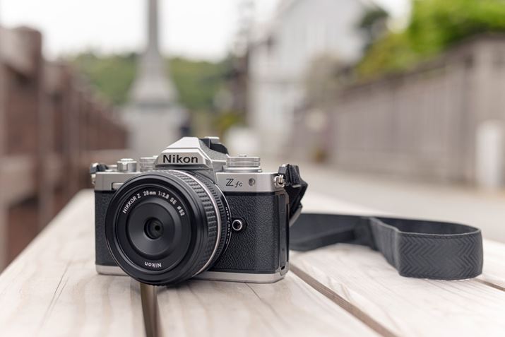 ̗̂́AjRAPS-C~[XJuZ fcvƁALbgYƂėpӂĂPœ_YuNIKKOR Z 28mm f/2.8iSpecial EditionjvB̃YLbg͂Ǝ񂩂񂰂ĂȂ悤ȃX^CbVȃtHƂ͓IB̂悤ȗɂ҂ł