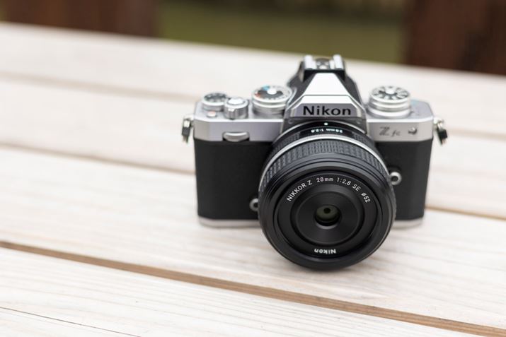 uZ fcv́A1982ÑtB჌tJuFM2vɃCXpCAčꂽ1BuNIKKOR Z 28mm f/2.8iSpecial Editionjv́AtBJɐlC𔎂uAI NIKKORYv͕킵fUCŁAuZ fcṽgȕ͋CɃtBbg郌Ył