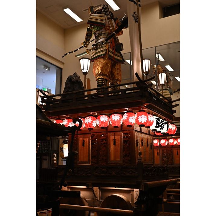 ̎RԂ́uRԉفvŌwł܂BRԑŜō9m߂ɂȂ邻łB͈ƂłȂ̂ŁAIɐ؂܂Z fcANIKKOR Z 28mm f/2.8AF2.8A1/250bAISO1600A-0.7EVAzCgoXFI[g1i͋CcjAsN`[Rg[FX^_[h