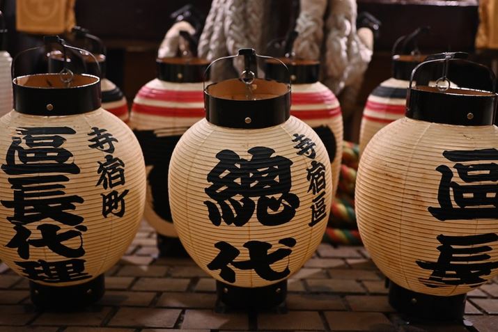 RԂ̗Lȍ̑ՂƂq͏dv`Ƃč̎w󂯁AlXR̖`Yɂo^Ă悤łZ fcANIKKOR Z 28mm f/2.8AF2.8A1/80bAISO1600A-0.3EVAzCgoXFI[g1i͋CcjAsN`[Rg[FX^_[h