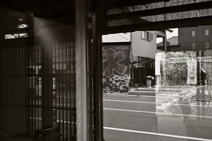 zɂ̓mN`ʂ悭܂BusN`[Rg[v͒PF̃p[g[LxłZ fcANIKKOR Z 28mm f/2.8AF2.8A1/125bAISO100A+0.7EVAzCgoXFI[g1i͋CcjAsN`[Rg[FJ[{