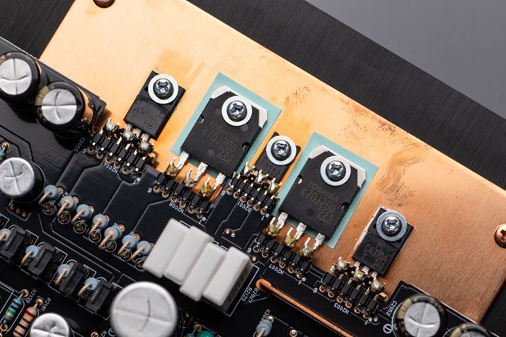 傫߂̑fq2uUHC MOS FETvBăq[gVNɎtĂ