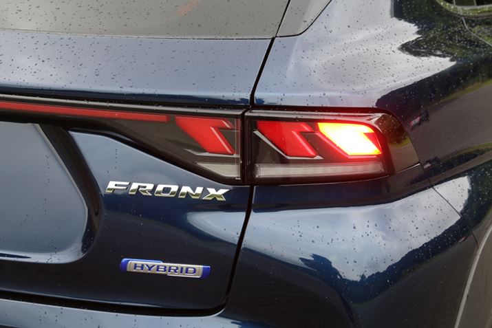 Ηނ́AߔÑfUC̗sɉV[vLEDwbhvAꕶ̃e[vȂǂ̗pĂ