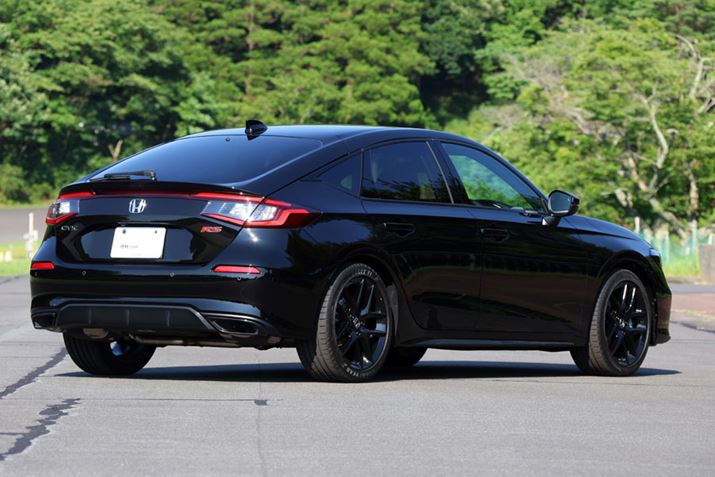 A܂́AWfł̓N[̃GLpCtBjbV[{fBF̃V[NtBAeiAuRSv̓ubNĂB^C͕WfƓANXƂĂ͑傫߂235/40R18TCY𑕒B܂AzC[́uRSvł̓ubNyCgɂȂ