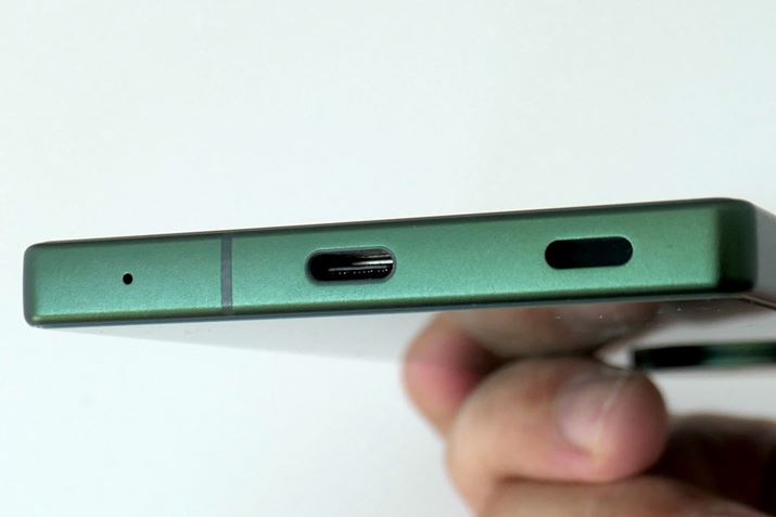 ꕔɂUSB Type-CڑƃXs[J[A}CN𓋍