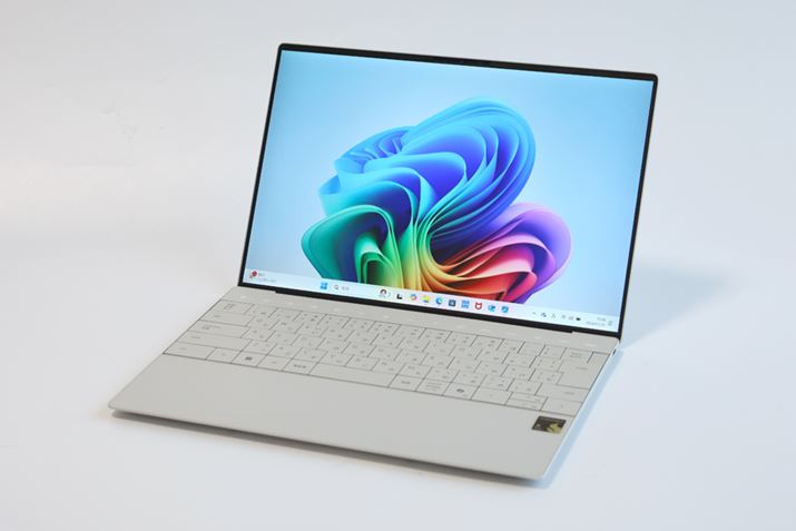 {̂̃fUC̓CeCPU𓋍ڂ́uXPS 13vƓłB^b`t@NVL[⋫ڂ̂ȂKX^b`pbhȂǋߖIȃfUC