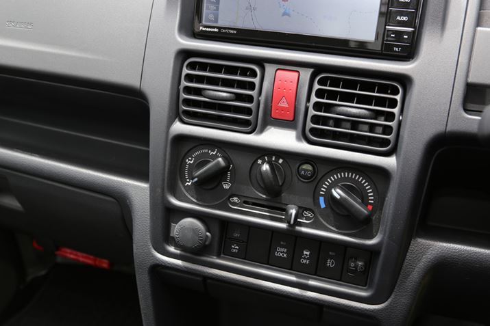 }jAGAŔȀoׂł̂ŁAMȂǂeՂɃZbgł郁bgꂽ