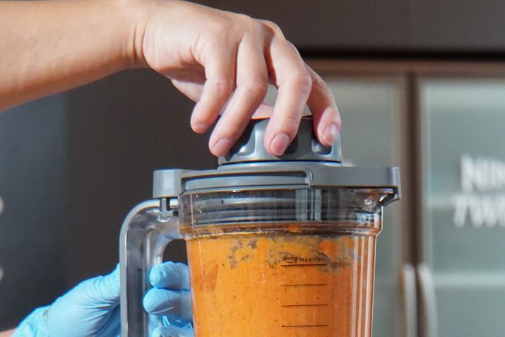 ͂񒆂Ƀsb`[̐HނwȂǂōƂAuTwistivȂAӂ㕔̃_C]΃^p[ō܂