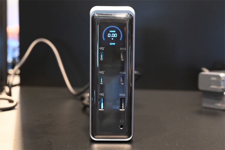 {̐ʂɂ́Af[^]pUSB|[g[d/dpUSB|[gAI[fBIo͂zuB㕔ɂ́AUSB|[g̏󋵂mFłfBXvCĂ܂