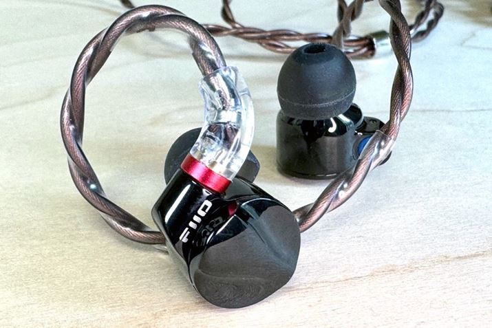 FIIOuFD15vBXeXނ̖͂𐶂AubNƃVo[̃Vv2F̃JoWJƂȂĂ܂iʐ^̓ubNj