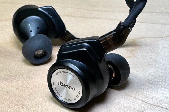 iBasso Audiou3T-154vBɂaۂScScłotHIVo[ƃubN2FWJłiʐ^̓ubNj