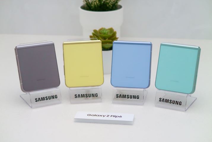 {ƂȂ邱4F̃J[ɉāATXICVbvł́AzCgANtebh ubN2F̌FIׂ܂