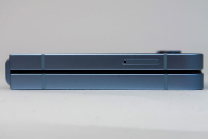 TChɂnanoSIM1Zbgł܂BSIM̂قeSIMɂΉBmicroSDɂ͔Ήł