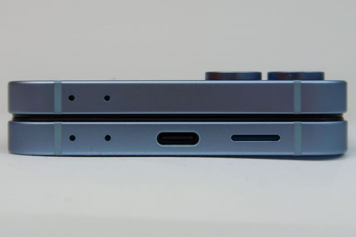 ʂɂUSB Type-CiUSB 3.2 Gen 1j𓋍ځBXs[J[㉺ɂAɊJƃXeITEhy߂܂