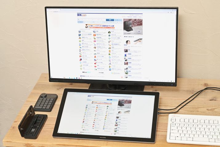 27^̊OtfBXvCƑgݍ킹BfXN̉s60cmBfBXvC̑Oɉty^ubg傤ǂ悭܂ĂBfXN̉ɐݒuĂfXNgbvp\RƂ͕t3 in 2P[ułƐڑł