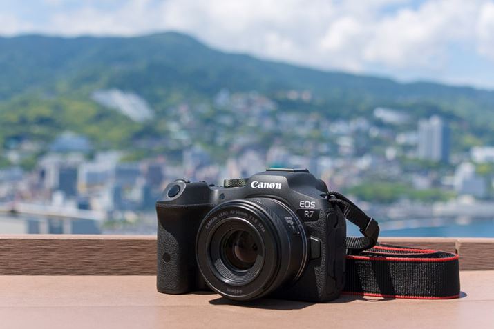 ̗̂̓LmAPS-C~[XJuEOS R7vBY͖邢WEPœ_YuRF50mm F1.8 STMvCɎgp܂ByăRpNgȑgݍ킹łBāAuEOS R7ṽLbgYƂĂpӂĂ鍂{Y[YuRF-S18-150mm F3.5-6.3 IS STMvTuŎgp܂