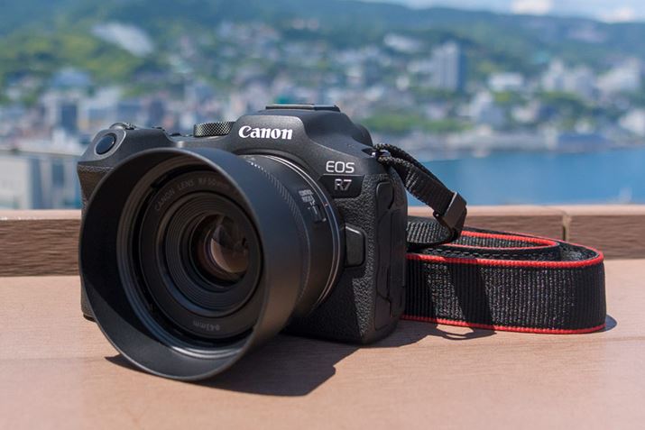 uRF50mm F1.8 STMv̓TCY69.2iőaj×40.5iSjmmŁAdʂ̖͂160gBtŃYt[hpł܂BuEOS R7ṽTCY͖132.0ij×90.4ij×91.7isjmmŁAdʂ͖612giobe[AJ[h܂ށjAPS-C@ƂĂ͂d߂łA̕uEOS R3v̍ExAF@\A30R}/b̍AʁidqVb^[jɑΉȂǁAɑ@\ȃJɎdオĂ܂